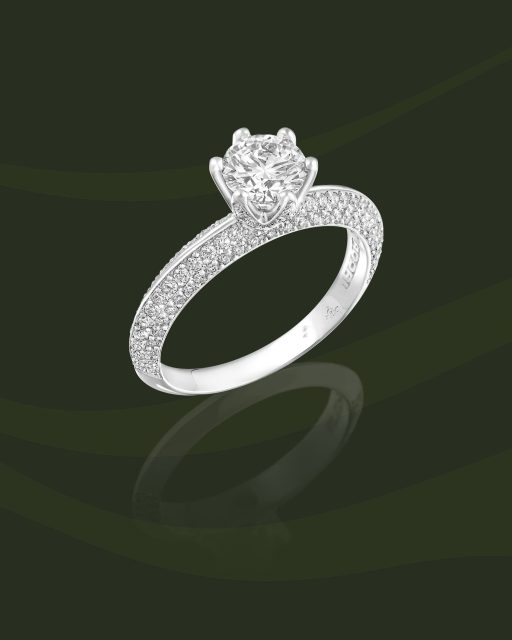 Diamantes engastados con la precisión de un latido para construir armonía entre lo singular y lo plural, entre el “Tú”, el “Yo” y el “Nosotros”. Un trabajo artesanal que revela los pensamientos más profundos que dan sentido a lo que percibimos: la pureza, el amor, la verdad. 

#PerodriJoyeros #MomentosSimbólicos