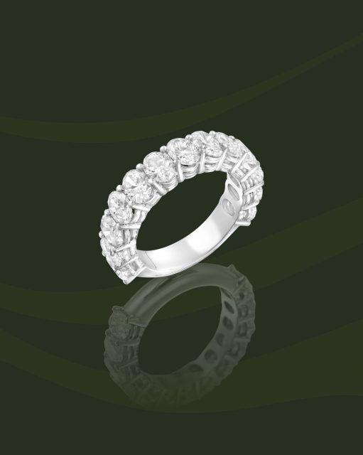 Una sortija en oro blanco con diamantes en talla oval que encarna la pureza de un vínculo tan eterno, elegante y único como el amor que celebra. 

#PerodriJoyeros #MomentosSimbólicos