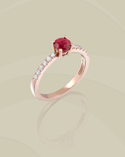 Un diseño que celebra la pureza del Amor. El resplandor del rubí, intenso y apasionado, se alza junto a la calidez del oro rosa y la serenidad de los diamantes. 

 #PerodriJoyeros #ColecciónCisne