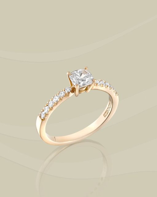 Brillo envolvente, líneas suaves, celebración de la armonía. Cada faceta revela la perfección de la luz y del amor más puro. 

#PerodriJoyeros #ColecciónCisne