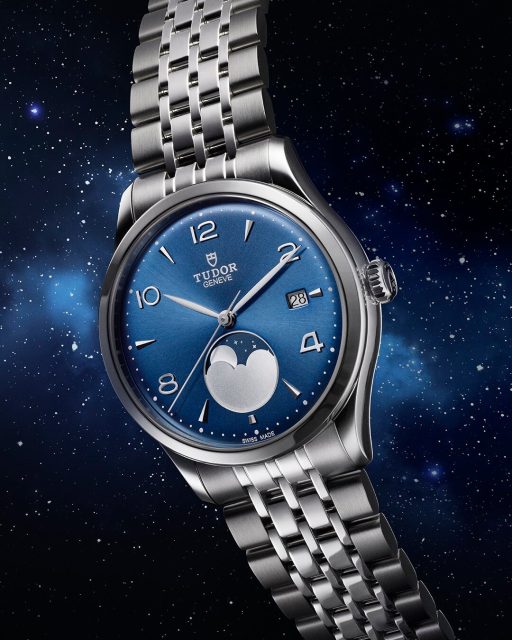 El último modelo TUDOR 1926 Luna presenta un llamativo indicador de las fases lunares a las 6 horas, disponible con tres colores de esfera: azul, color champán y negro. #TudorWatch #BornToDare