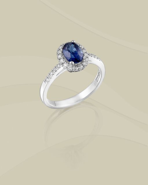 Un zafiro de un azul profundo que habla de lealtad y eternidad, mientras que los diamantes construyen una historia que brilla por ser descubierta.
#PerodriJoyeros #ColecciónEmperatriz