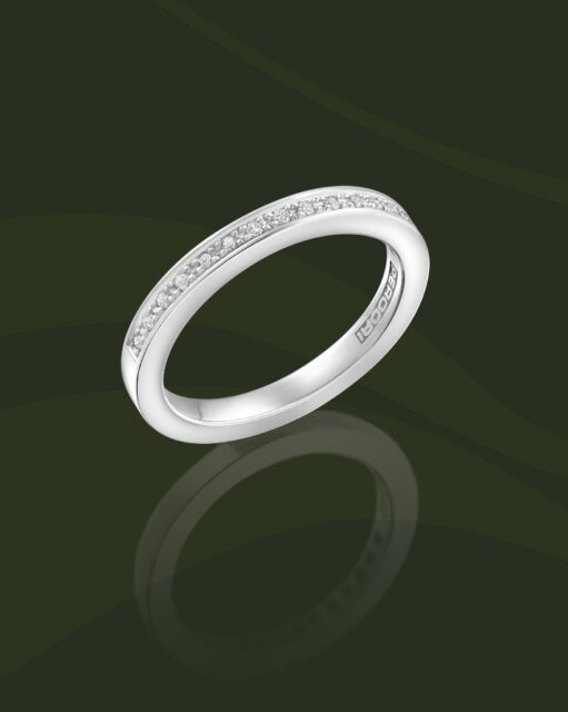 Un símbolo de elegancia contenida, discreta, eterna, luminosa. Una media alianza que habla del por siempre y para siempre en su forma más pura y poderosa.
#PerodriJoyeros #MomentosSimbólicos