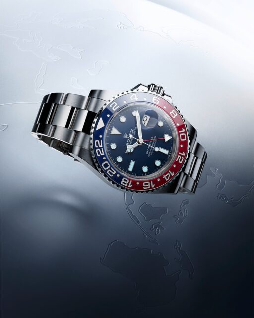 En casa donde quiera que esté. @Rolex GMT-Master II en oro blanco de 18 quilates, esfera azul noche y brazalete Oyster. El disco de bisel Cerachrom bicolor de cerámica roja y azul es reconocible instantáneamente.#Rolex #GMTMasterII #OfficialRolexRetailer