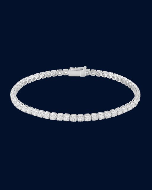 Una sucesión perfecta de diamantes que fluye como un rastro de luz sobre un río en calma. Una pulsera que encarna la esencia del cisne: serena, luminosa y eternamente bella.

#PerodriJoyeros #ColecciónCisne #SímbolodeNavidad