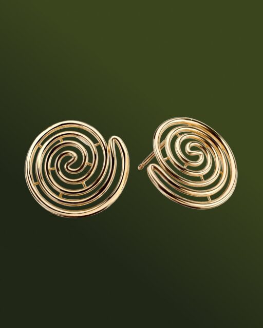 En Forever, la eternidad toma la fuerza de la espiral y sigue un recorrido íntimo, un
camino que se revela capa por capa, como si cada una guardara un instante, una emoción, una vida. 

#PerodriJoyeros #SímbolodeNavidad #ColecciónForever