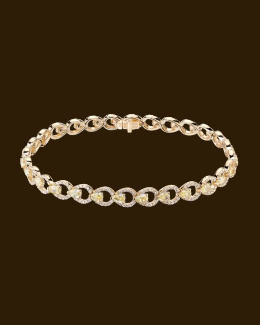 Sofisticada, poderosa, luminosa. Una pulsera que abraza la muñeca con elegancia firme, cálida y majestuosa.

#ColecciónEmperatriz #PerodriJoyeros #SímbolodeNavidad