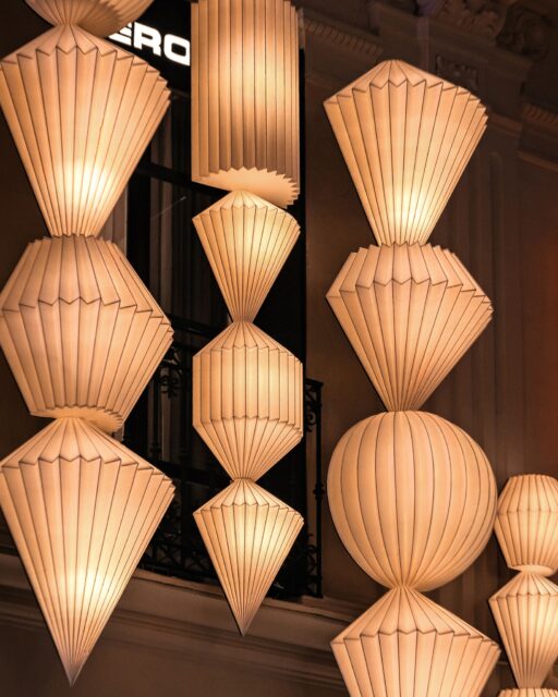 Continuidad, armonía, unión. Inspiradas en las formas joyeras, convertimos la fachada en un Símbolo de Navidad para transmitir ilusión, elegancia y calidez. 

#SímbolodeNavidad #PerodriJoyeros