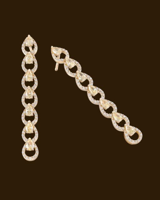 Pendientes que celebran la grandeza en movimiento, envolviendo el rostro en un aura luminosa y una armonía vibrante que magnifica.
#ColecciónEmperatriz #SímbolodeNavidad #PerodriJoyeros