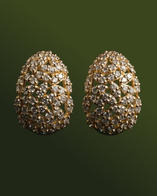 Una obra de precisión emocional, una colección cápsula en la que las formas voluptuosas y ligeras se expanden con piezas que elevan el icónico Pavé Flotante, creando superficies Navette donde los diamantes parecen flotar sobre el oro, para dar vida a constelaciones que envuelven la piel con una armonía moderna y etérea.
#ColecciónSímbolo #SímbolodeNavidad #PerodriJoyeros