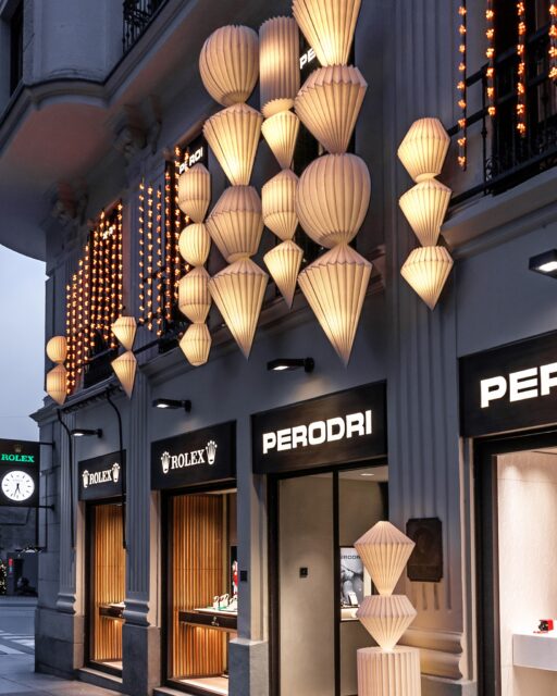 La decoración de la fachada de nuestra boutique de Serrano  es un homenaje a la Alta Joyería como un lenguaje de luz, emoción y memoria. 

#SímbolodeNavidad #PerodriJoyeros
