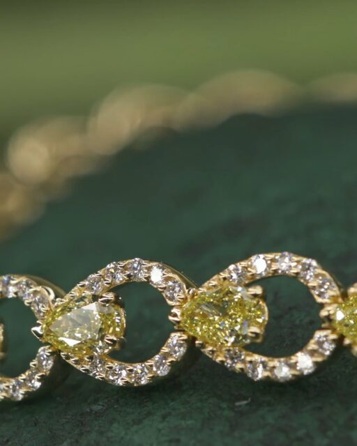 Oro amarillo que envuelve la forma. Diamantes que se convierten en la luz que da sentido al camino. 

#PerodriJoyeros #ColecciónEmperatriz