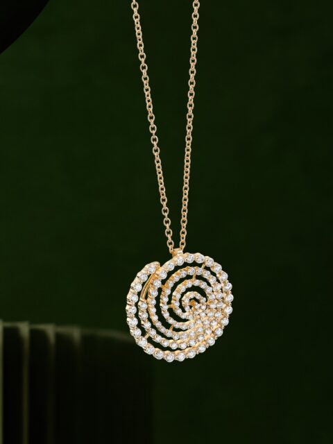 Una gargantilla en oro amarillo y diamantes que dialoga como un recorrido íntimo y crea un halo vibrante que respira con cada latido. 
#PerodriJoyeros #ColecciónForever