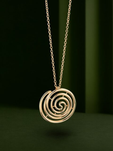 Un trazo suave en oro amarillo que regresa a sí mismo mientras sigue avanzando. Un equilibrio y una calidez que habla de constancia, pureza y continuidad.
#PerodriJoyeros #ColecciónForever