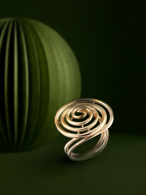 La eternidad toma la fuerza de la espiral y sigue un recorrido íntimo para revelar un instante, una emoción, una vida. 
#PerodriJoyeros #ColecciónForever