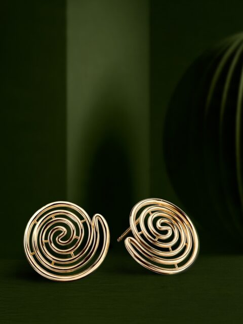 Pendientes en oro amarillo con un diseño que habla de ritmo visual suave, envolvente, meditativo, celebrando la belleza del movimiento continuo.
#PerodriJoyeros #ColecciónForever