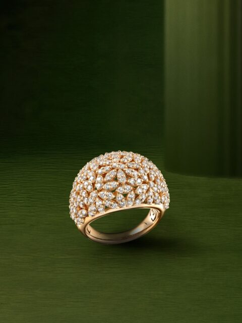 Entre superficies vibrantes y constelaciones, nuestras joyas dialogan con un dominio técnico exquisito para crear una red de oro amarillo y diamantes que danzan sobre la piel.
#PerodriJoyeros #ColecciónSímbolo