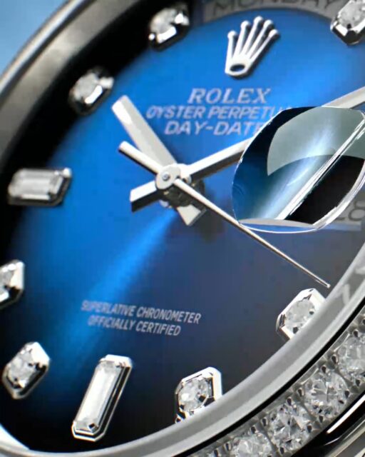Disponible exclusivamente en el @Rolex Day‑Date 36, la esfera en azul sombreado presenta un dégradé concéntrico que va del azul al negro y añade sofisticación al reloj. La esfera en acabado tipo sol se colorea mediante PVD (Physical Vapour Deposition, depósito físico de vapor), y se le añade gradualmente el negro lacado en movimientos circulares.
#Rolex #DayDate #OfficialRolexRetailer