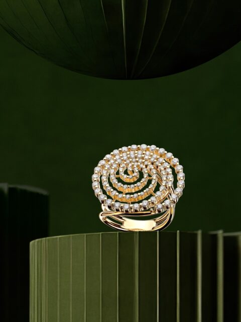 La espiral, símbolo de continuidad, y los diamantes, de eternidad, crean esta sortija en un gesto de permanencia.
#PerodriJoyeros #ColecciónForever