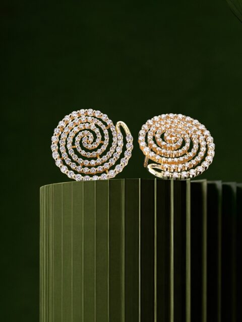 Pendientes en oro amarillo y diamantes que se abren en una espiral perfecta que enmarca el rostro con un brillo envolvente.
#PerodriJoyeros #ColecciónForever