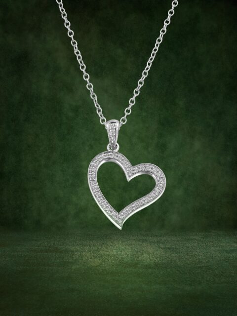 Un gesto íntimo, un brillo que acompaña, un símbolo eterno. Al fin y al cabo, la forma más pura del amor es la que permanece por siempre y para siempre.
#PerodriJoyeros #SanValentín #ColecciónRomántica