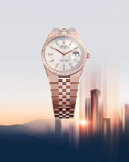 Nuevo @Rolex Land-Dweller 36, realizado en oro Everose de 18 quilates, con una esfera con motivo «nido de abeja», 10 índices engastados de diamantes talla baguette y un bisel que resplandece con el fuego de 44 diamantes talla trapecio. El Land-Dweller está equipado con el calibre 7135, un nuevo movimiento que se mueve a la elevada frecuencia de 5 Hz. #Rolex #LandDweller #WatchesAndWonders2025