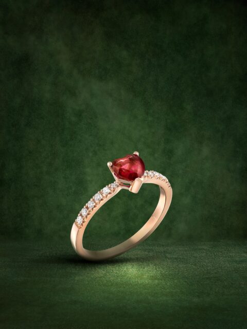 Este San Valentín, el rubí en talla corazón, abrazado por el oro rosa y los diamantes, revela la emoción más intensa, pura y auténtica.
#PerodriJoyeros #SanValentín #ColecciónCisne