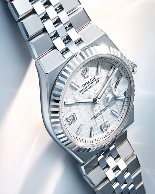 El @Rolex Land-Dweller.  La forma del futuro para aquellos que lo determinan.  Equipado con un movimiento completamente nuevo, el calibre 7135, que late a la frecuencia poco habitual de 5 Hz.  Con el innovador escape Dynapulse.  Un fondo transparente de zafiro.  Y nuestro nuevo brazalete Flat Jubilee integrado que se funde de manera fluida con una caja Oyster rediseñada de tan solo 9,7 mm de grosor.  En acero Oystersteel y oro blanco, 40 mm.#Rolex #LandDweller #OfficialRolexRetailer