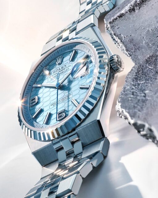 El Land-Dweller. Ampliar horizontes en platino 950. El primer @Rolex late a la frecuencia poco habitual de 5 Hz. Con su escape Dynapulse, eje de volante de cerámica y espiral Syloxi reforzada, insensibles a los campos magnéticos. Brazalete Flat Jubilee integrado. Y una esfera motivo «nido de abeja» en azul glaciar sin precedentes, el color se reserva exclusivamente para los relojes en platino 950 de la marca. Calibre 7135, 40 mm.
#Rolex #LandDweller #OfficialRolexRetailer