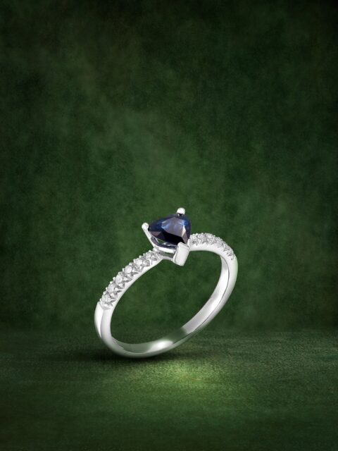 Un amor sereno y profundo que brilla con elegancia atemporal del zafiro, los diamantes y el oro blanco.
#PerodriJoyeros #SanValentín #ColecciónCisne