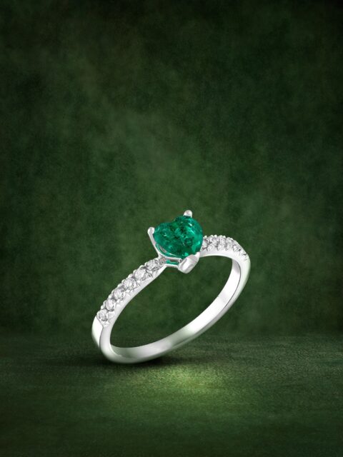 La esmeralda, guardiana de lo eterno, revela un amor que se reconoce en silencio, sin promesas, solo tiempo, profundidad y un destello de verdad que permanece.
#PerodriJoyeros #SanValentín #ColecciónCisne