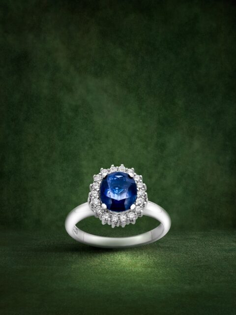 Una sortija en forma de promesa, de instante eterno, de un gesto pensado para convertirse en cómplice de los momentos más memorables.
#PerodriJoyeros #ColecciónEmperatriz