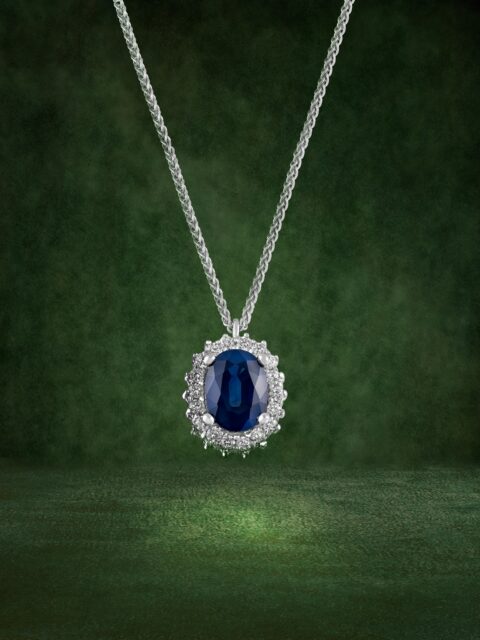 Precisión en la forma. Emoción en el centro. El zafiro, suspendido en oro blanco y diamante, late cerca del corazón, donde habita la verdad.
#PerodriJoyeros #ColecciónEmperatriz