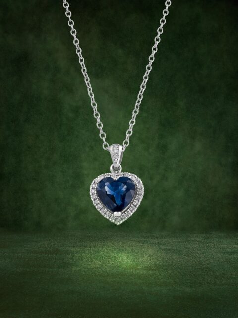 En el corazón del zafiro habita una verdad que habla de firmeza, lealtad, claridad.
Elegido por nuestros gemólogos, engastado por la Mano Perodri, este corazón no solo brilla, afirma.
#PerodriJoyeros #ColecciónEmperatriz