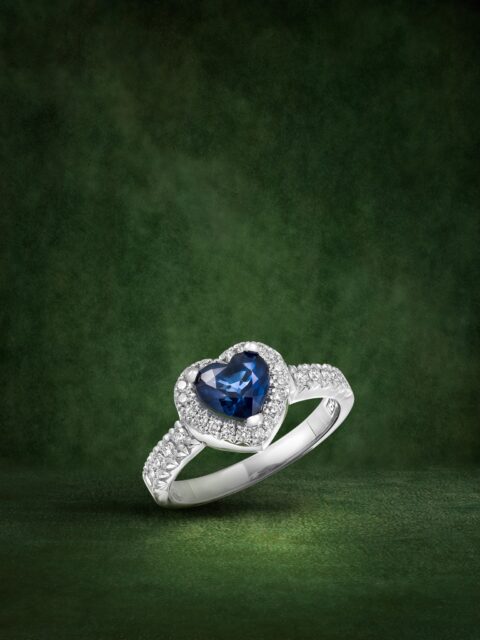 Un zafiro en talla corazón, de un azul profundo y sereno. Diamantes que lo rodean como una arquitectura de luz, elevándolo hasta su máxima expresión. Una joya creada para formar parte de una historia que empieza hoy y continúa mucho después.
#PerodriJoyeros #ColecciónEmperatriz