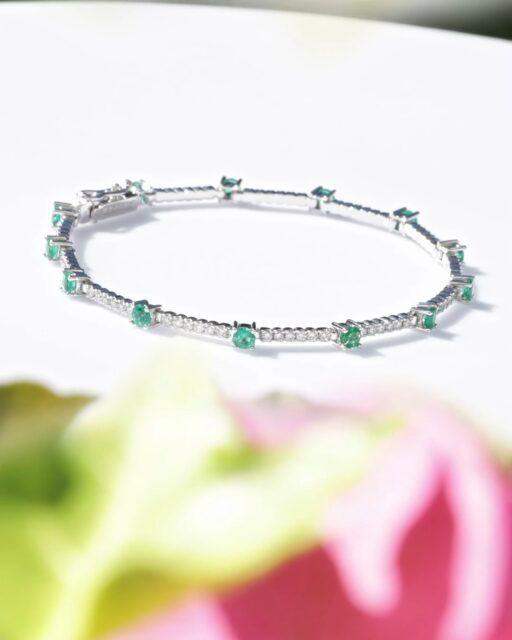 La eternidad del diamante y la belleza distintiva de la esmeralda se unen en esta pulsera de la Colección Emperatriz para simbolizar el amor, en un recordatorio de la conexión con la calma y el encanto eterno
#ColecciónEmperatriz #PerodriJoyeros