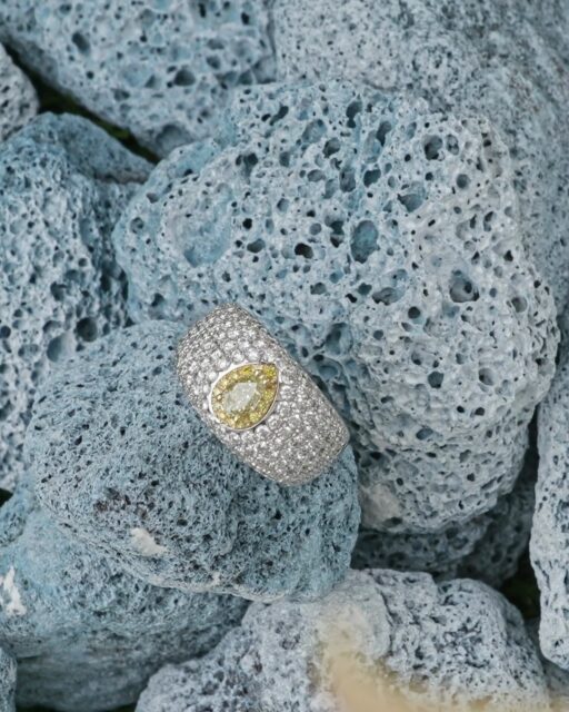 El eco dorado de un atardecer eterno, un fragmento de sol en una sortija única de la Colección Venus.
#PerodriJoyeros #ColecciónVenus