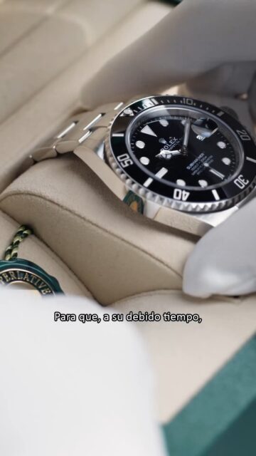 ¿Qué hace de un @Rolex un Rolex? No son las ruedas ni los engranajes. No es el acero que trabajan, ni el oro que forjan. No es la suma de cada pieza que la marca diseña, fabrica, pule y ensambla con habilidades incontables y un cuidado constante. Es el tiempo que lleva. Los numerosos días y meses que se necesitan hasta que puedan imprimir esta palabra en cada esfera individual cuando sale de los talleres de Rolex: «Superlative». Representa su autonomía, responsabilidad e integridad. #Rolex #Watchmaking #OfficialRolexRetailer