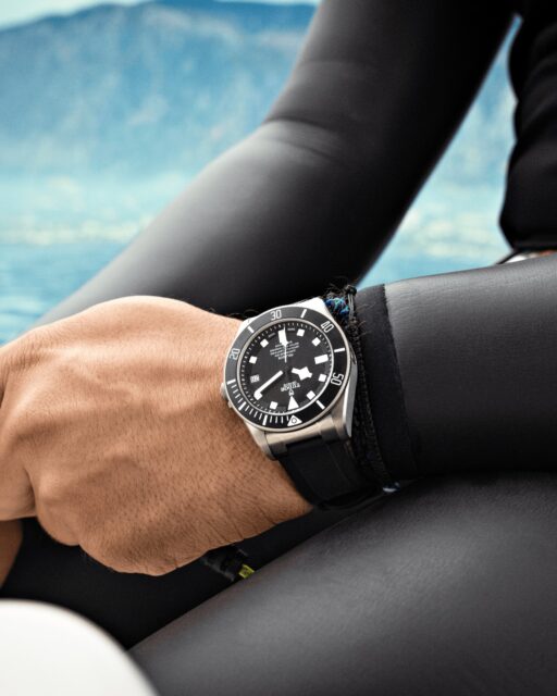 Diseñado para las profundidades, el Pelagos presenta una caja de titanio y acero de 42 mm y es hermético hasta 500 m. #TudorPelagos #TudorWatch #BornToDare