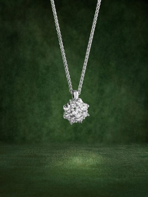 Una gargantilla que se asoma al alma y emerge de un lenguaje que solo sabe transmitir la emoción verdadera, fruto de un saber hacer que da voz a la joya y revela el tiempo, la paciencia y la sensibilidad de la mano que da vida a cada pieza.
#PerodriJoyeros #ColecciónEmperatriz