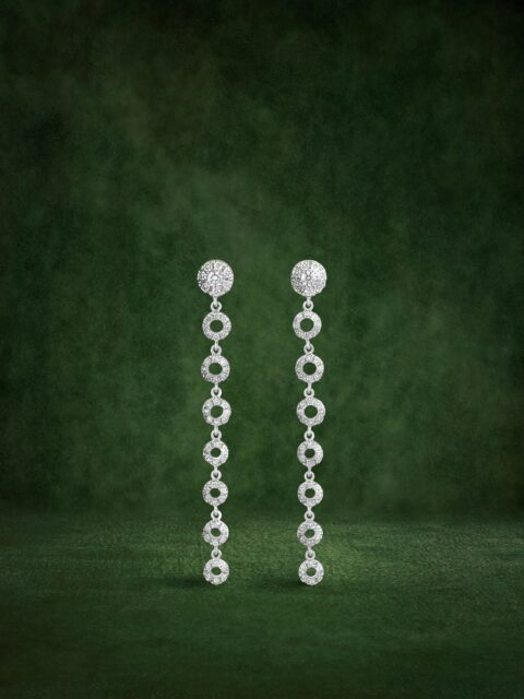 La luz transformada en un lenguaje propio que crea un juego continuo de movimiento y brillo para acompañar cada gesto con ligereza y precisión. 
#PerodriJoyeros #ColecciónEmperatriz