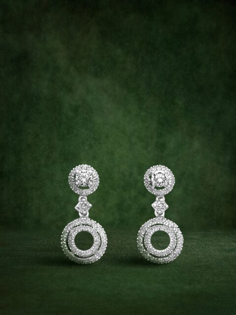 La geometría se convierte en emoción en estos pendientes de oro blanco y diamantes talla brillante. Volúmenes cuidadosamente equilibrados crean una composición donde precisión y sofisticación se encuentran. 
#PerodriJoyeros #ColecciónEmperatriz