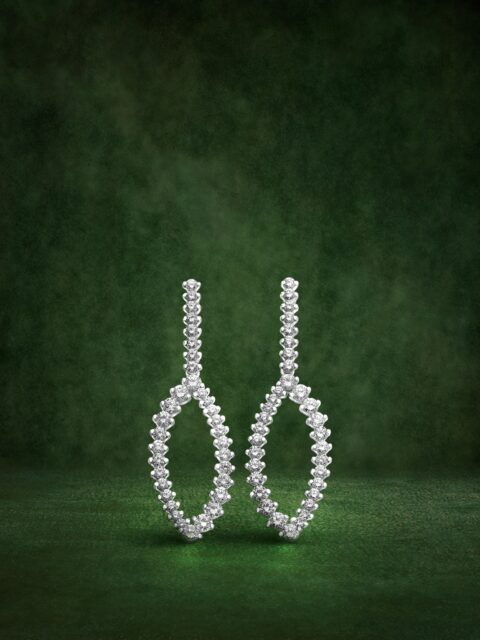 En estos pendientes de oro blanco y diamantes en talla brillante, la luz dibuja una silueta orgánica, libre y envolvente. Una forma que parece surgir de manera espontánea, como si la naturaleza misma hubiese marcado su ritmo.
#PerodriJoyeros #ColecciónCisne