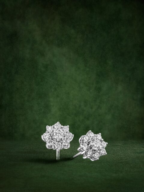 Pendientes nacidos de una mirada experta en traducir la sensibilidad en geometrías que envuelven, volúmenes que respiran y proporciones que emocionan, en un diálogo continuo entre belleza, fuerza y feminidad.
#PerodriJoyeros #ColecciónEmperatriz