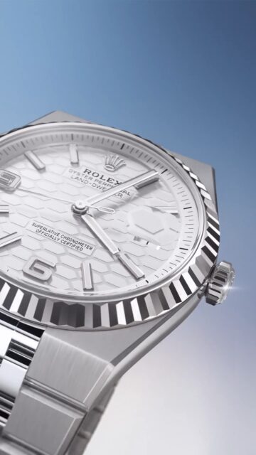 El @Rolex Oyster Perpetual Land-Dweller presenta numerosos logros relojeros a su nombre. Este reloj está diseñado para aquellos que construyen el mundo del mañana. Provisto de un brazalete que se funde de manera fluida con la caja, el Land-Dweller presenta un diseño depurado y audaz y cuenta con un movimiento concentrado de tecnología.
#Rolex #LandDweller #OfficialRolexRetailer
