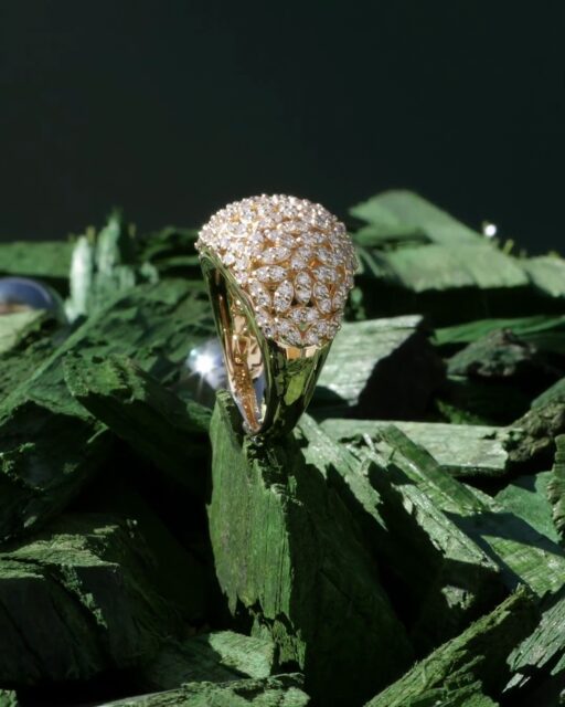 Entre superficies vibrantes y constelaciones, nuestras joyas dialogan con un dominio técnico exquisito para crear una red de oro amarillo y diamantes que danzan sobre la piel.
#PerodriJoyeros #ColecciónSímbolo