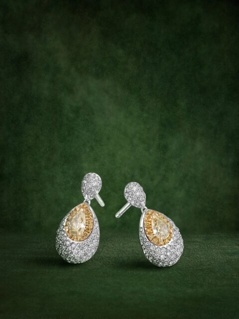 Los Pendientes Venus caen como luz sobre la piel, dibujando feminidad y poder en cada movimiento. Cada destello guarda la historia de la Mano Perodri: generaciones de emoción transformadas en precisión.
#PerodriJoyeros #ColecciónVenus