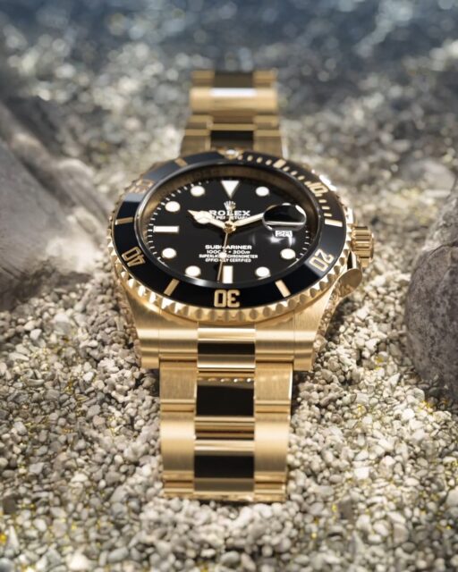 El @Rolex Submariner Date en oro amarillo de 18 quilates está equipado con elementos que garantizan la fiabilidad cuando se sumerge bajo el agua. El bisel giratorio graduado ayuda a medir los tiempos de inmersión, mientras que la corona de cuerda Triplock, que cuenta con un sistema de triple hermeticidad y está provista de protectores de la corona, contribuye a mejorar la hermeticidad. Concebido para iluminar incluso en el fondo del mar.
#Rolex #Submariner #OfficialRolexRetailer