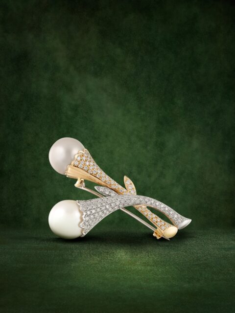 Una composición que fluye y acompaña el instante. El broche Misterio entrelaza oro, diamantes y perlas en un equilibrio donde la materia se ordena para convertirse en lenguaje. Y el lenguaje, en emoción. 

#PerodriJoyeros #ColecciónMisterio