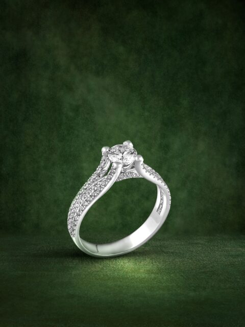 Una sortija que eleva la promesa, convirtiendo el amor en presencia y la luz en un gesto eterno. Una arquitectura precisa donde cada proporción responde a una intención: la de emocionar con precisión y expresar un saber hacer que convierte la materia en vínculo.
#PerodriJoyeros #MomentosSimbólicos